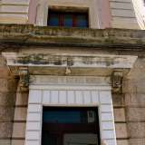 Sugli architravi dei dieci ingressi sparsi lungo il complesso, campeggia un'incisione recante l'epigrafe: "Alluvione 6 novembre 1926"
